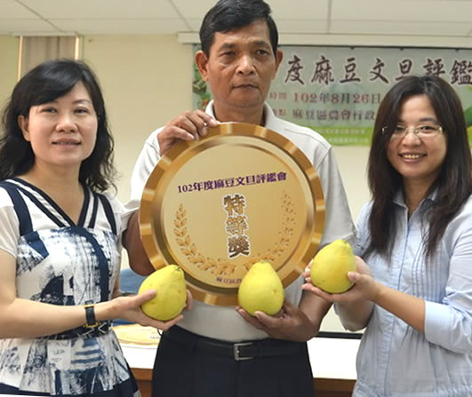 郭清淵夫婦採收照片